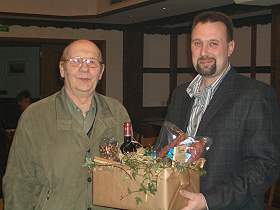 Fritz Schierke mit Präsentkorb zum 80. Geburtstag